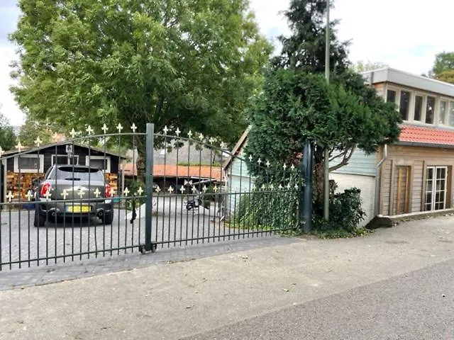 Πανσιόν Aan De Dijk Ντόρντρεχτ